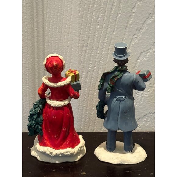 Vintage Christmas Caroler Figurines Set Of 2 Man & Woman Holding Gifts & Wreaths - Picture 3 of 5